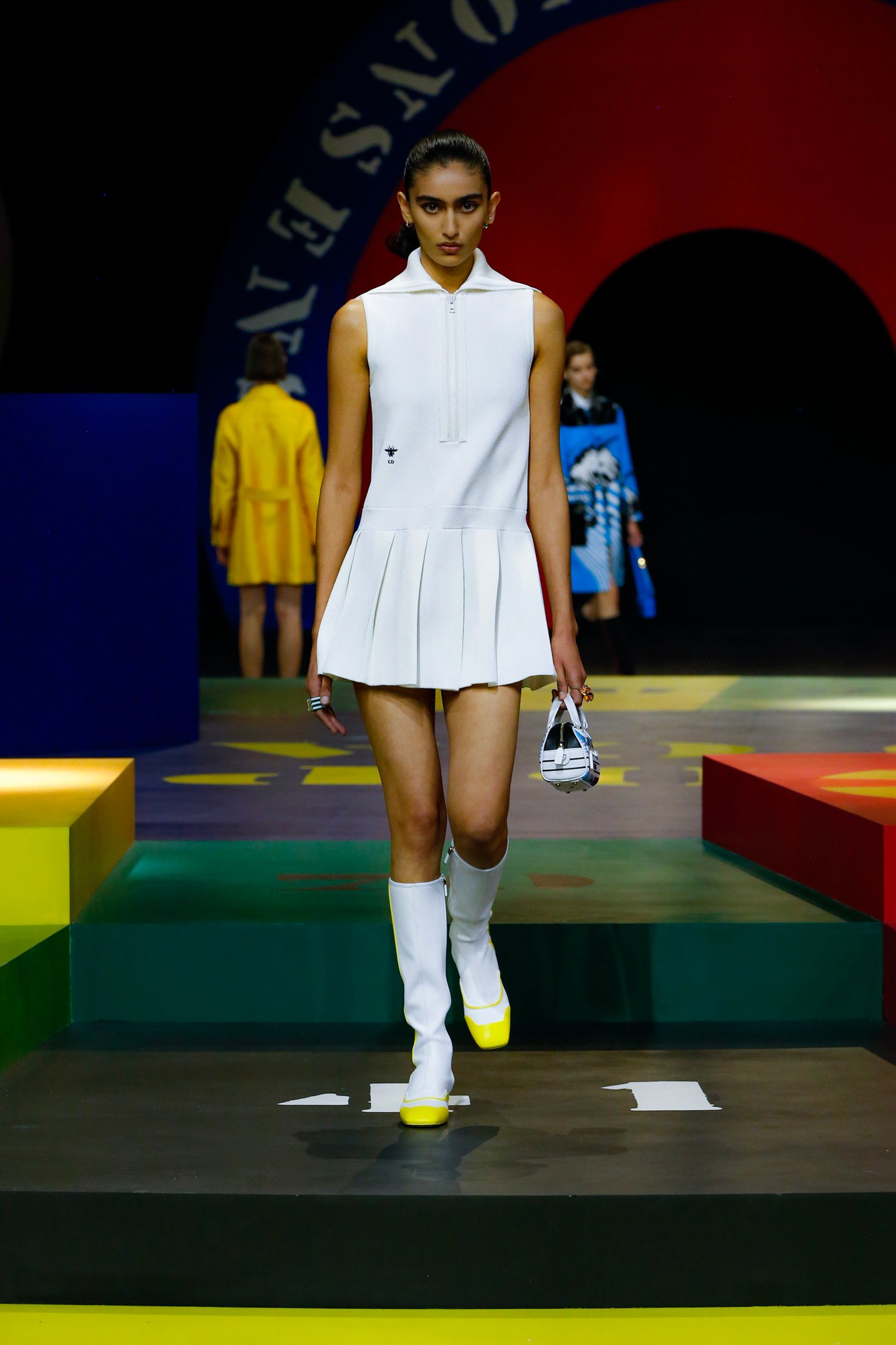 ディオール、60年代の「スリム・ルック」を現代に グラフィカルな2022