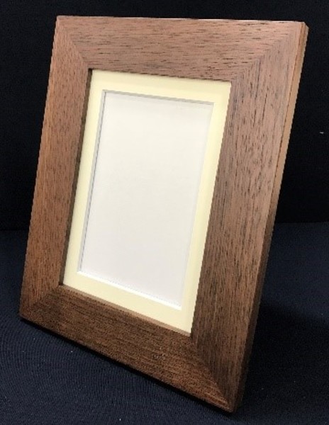 ウォールナット材を贅沢に使用した高級額縁『ミルキーBOX DELUXE』のご
