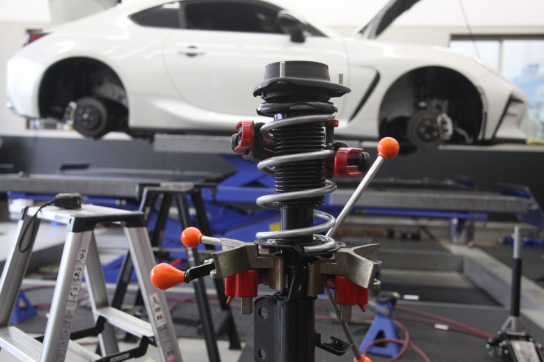 GR86 GROW×HAL スポーツスプリング取り付けと四輪アライメント - カー