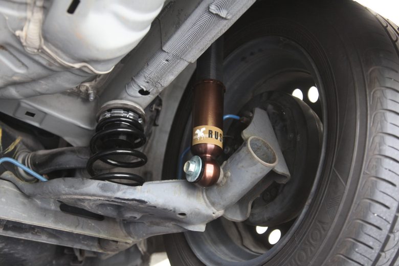 キューブ Z12 車高調取り付けと四輪アライメント - カー用品持込