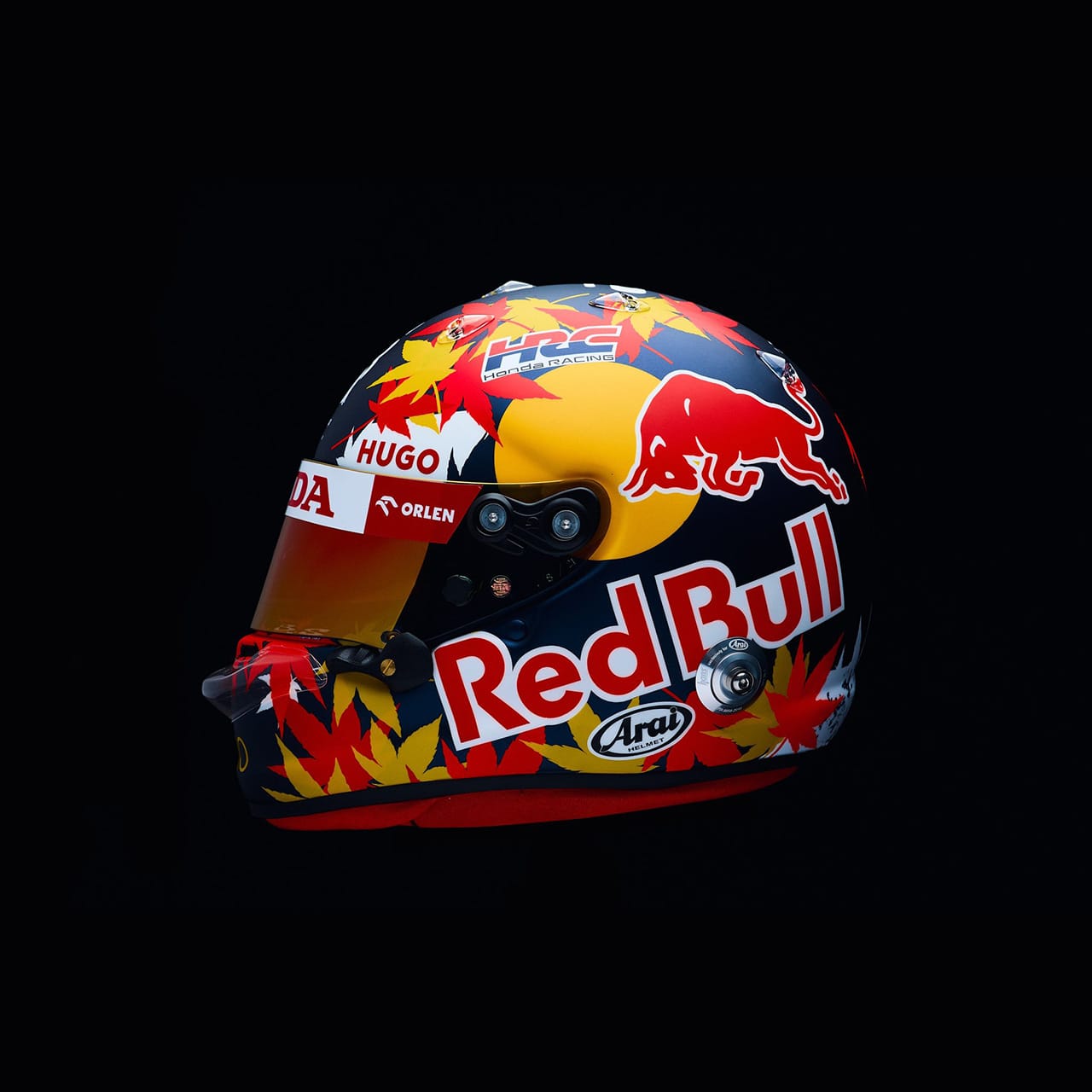 角田裕毅 新生RBで“レッドブルテイスト強め”の2024年F1ヘルメットを