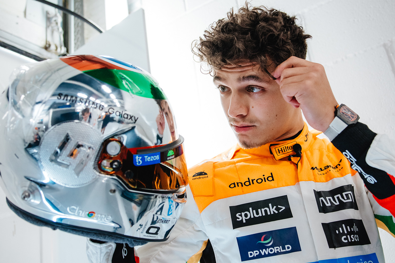 マクラーレンF1のノリス、イギリスGPで着用の“クローム”ヘルメットを
