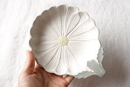 ニ40 茎と葉のついたマーガレット皿（蝶々のおまけ付き） - 益子焼の