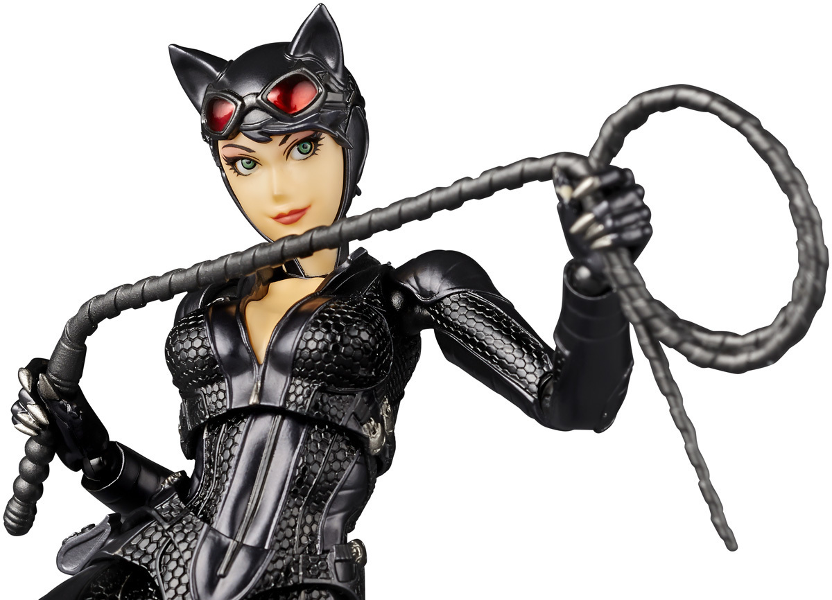 バットマンをも惑わす妖しい魅力、キャットウーマンがアクション