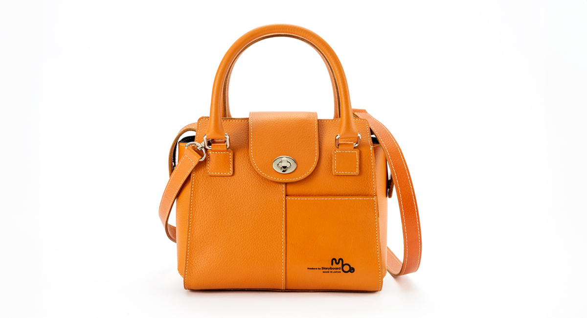 名入れと裏地選びができる姫路レザーの新作バッグ、タブレットが入る