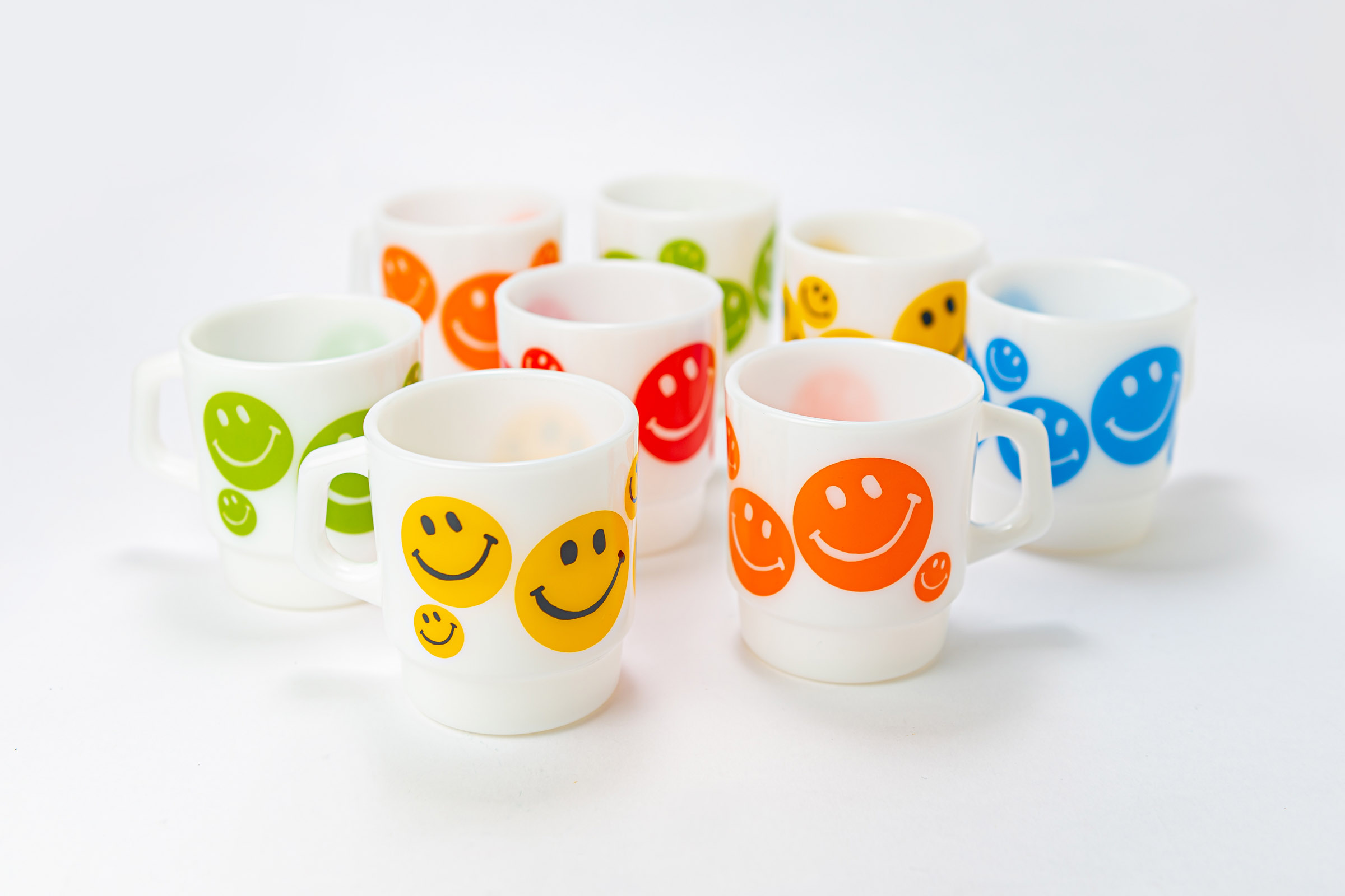 ヴィンテージ Fire-King で人気のスマイルパターン「スマイリー