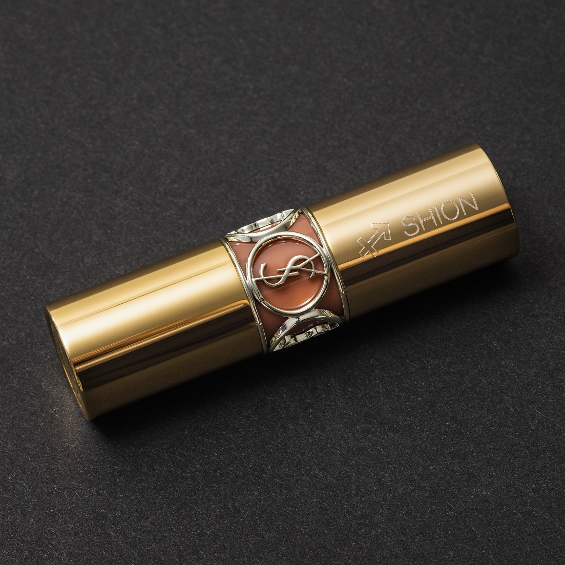 JO1がYSLリップ刻印の新”星座モチーフ”デザインを体験。スペシャル