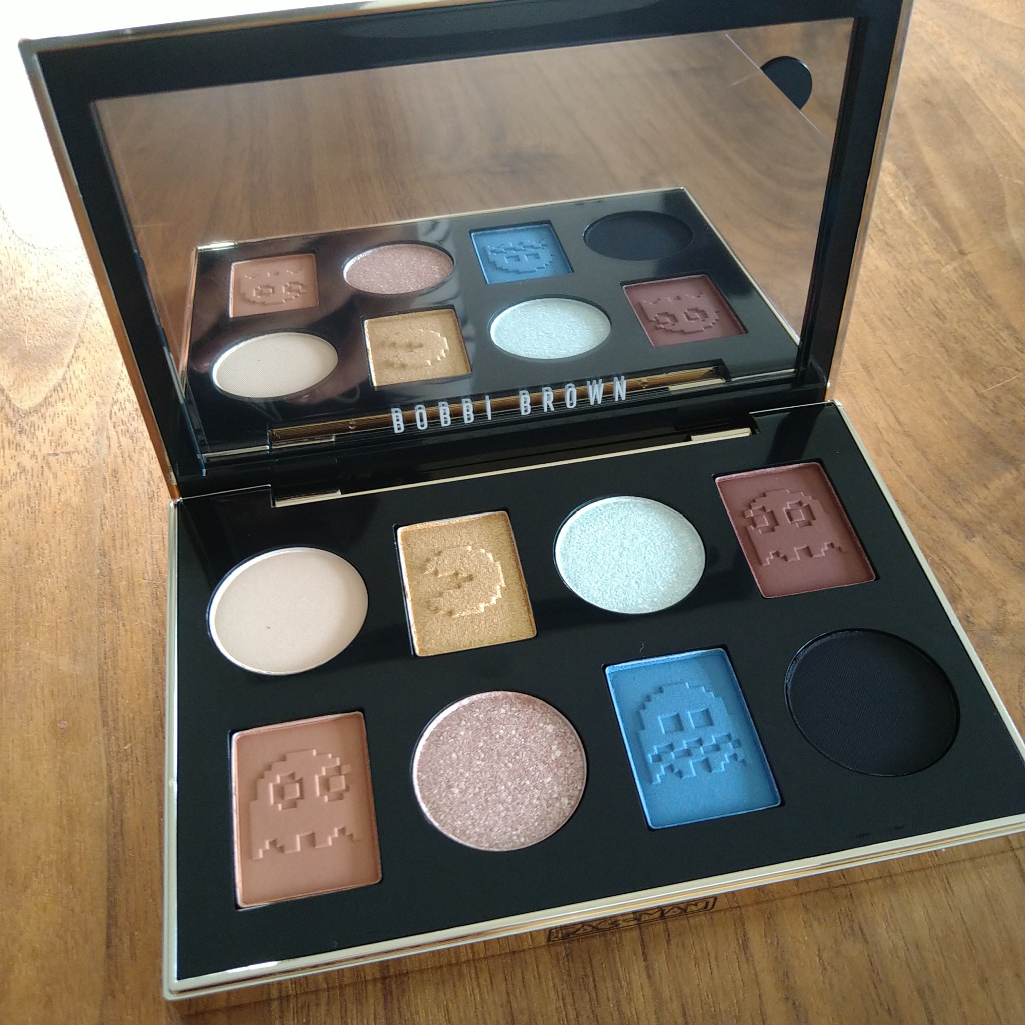 ボビイ ブラウン / パックマン パワー プレイ アイ パレット 12gの公式