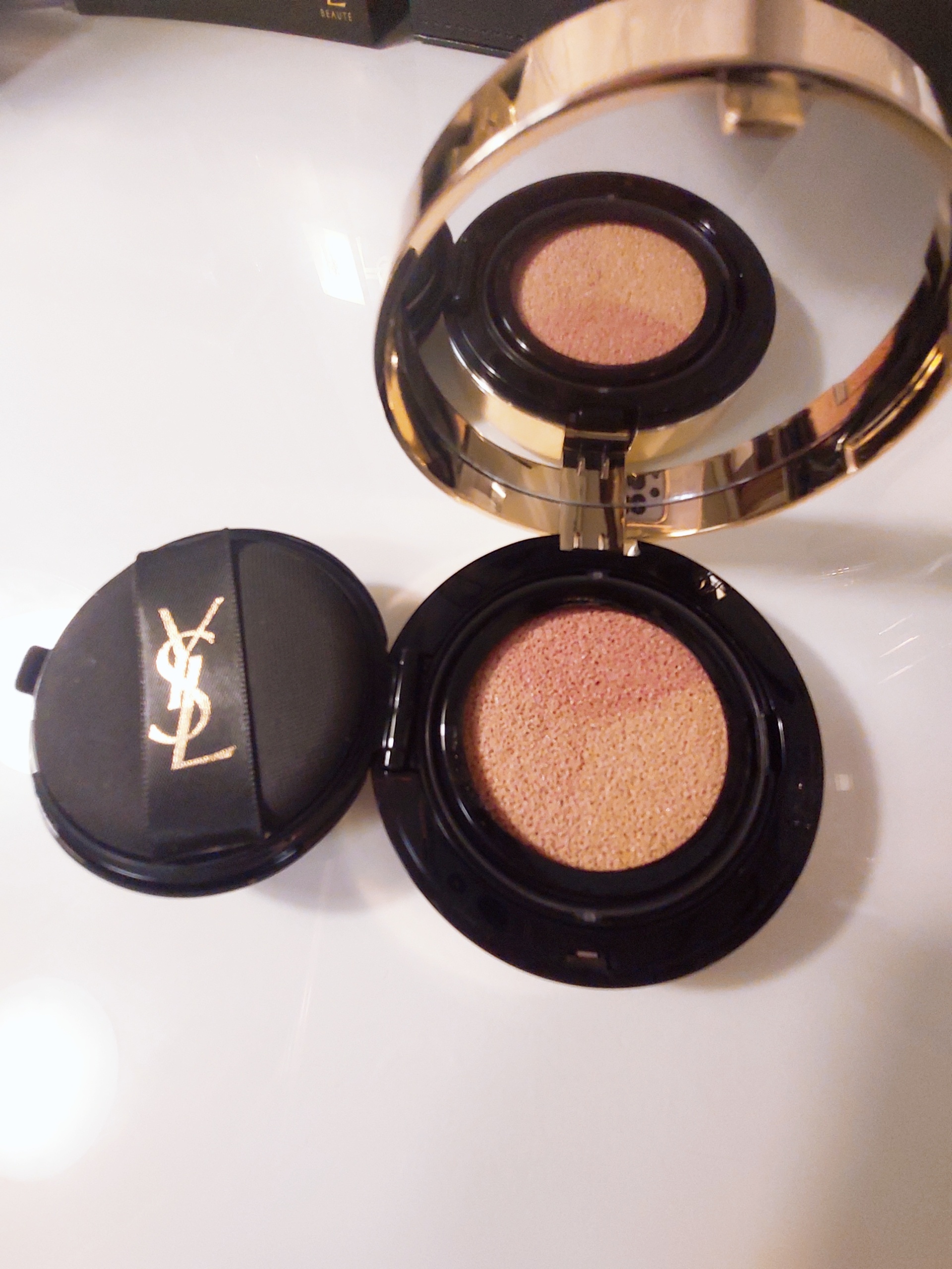 イヴ・サンローラン / アンクル ド ポー ルクッション ゴールド