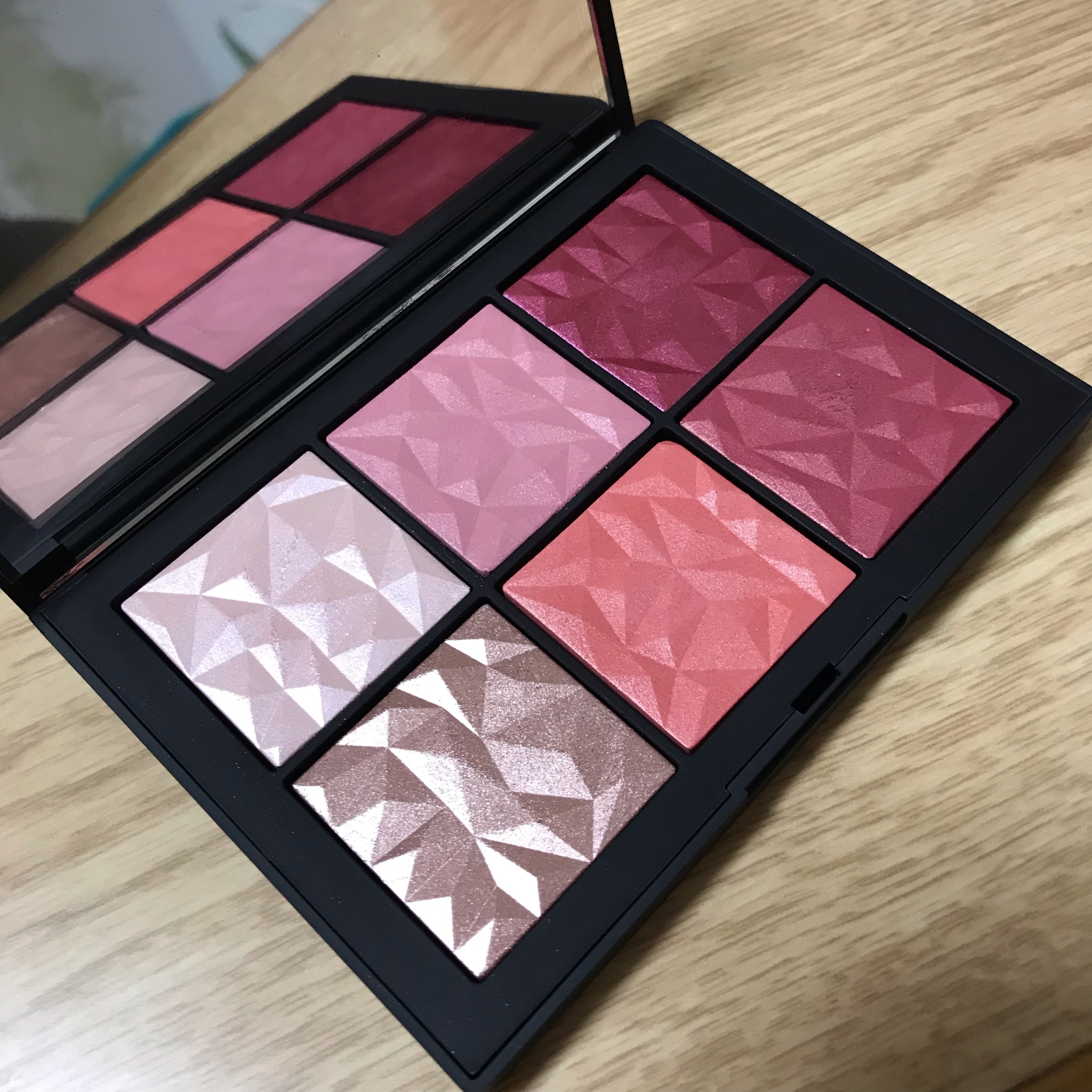 NARS / ホットトライスト チークパレットの公式商品情報｜美容・化粧品