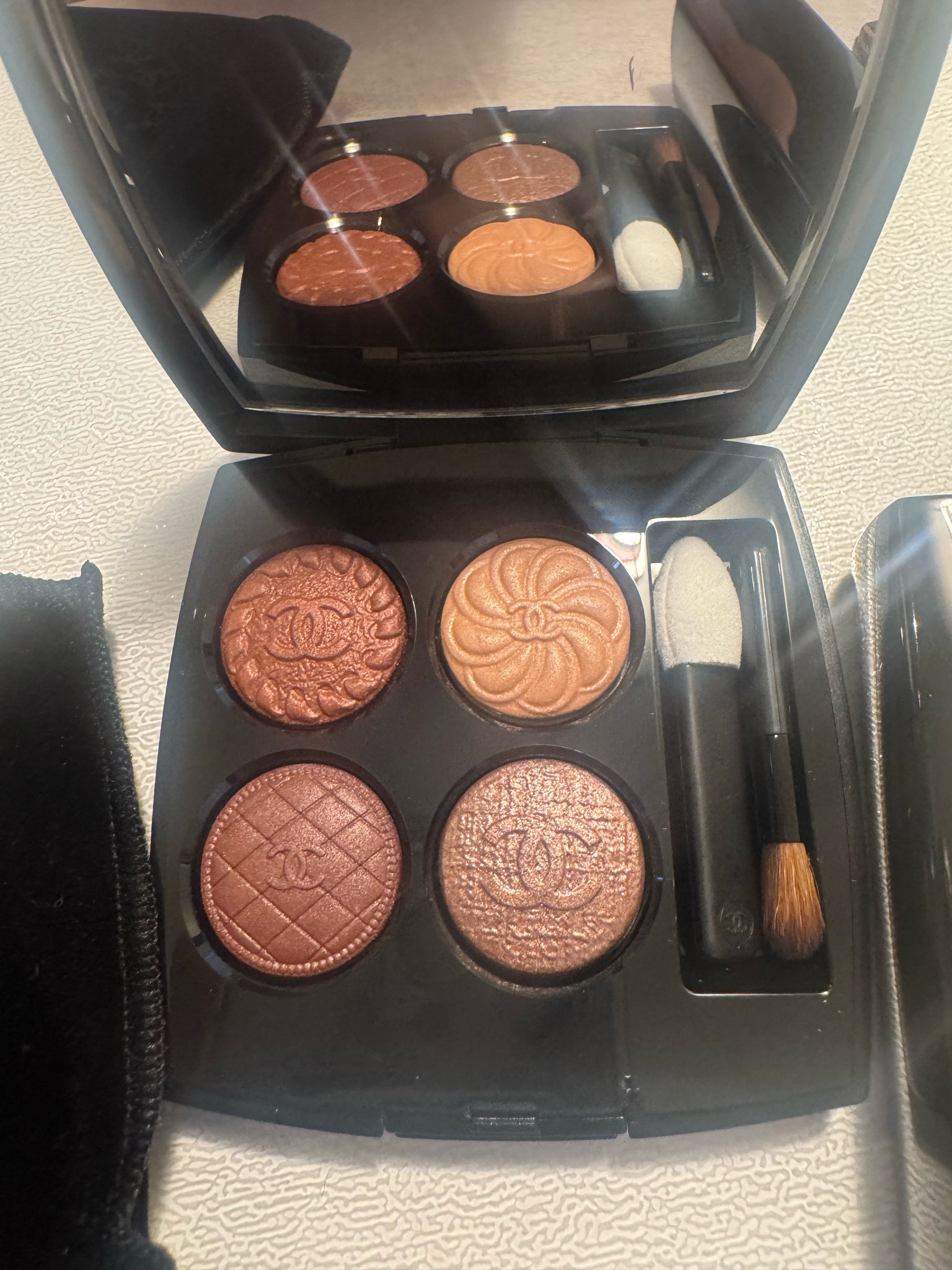 シャネル / レ キャトル オンブル ブトン 239 ブトン バロックの公式