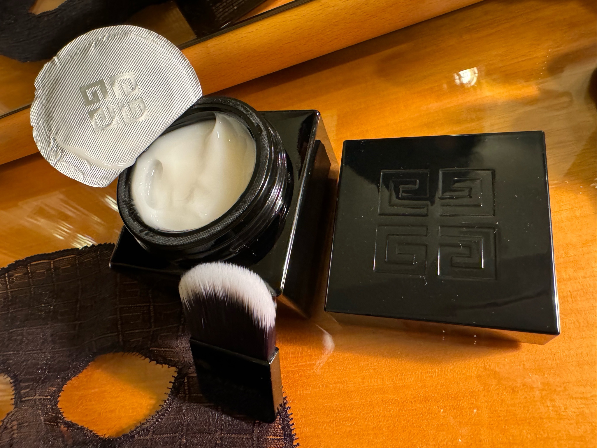 ジバンシイ / ソワン ノワール ファーミングレース マスクの公式商品