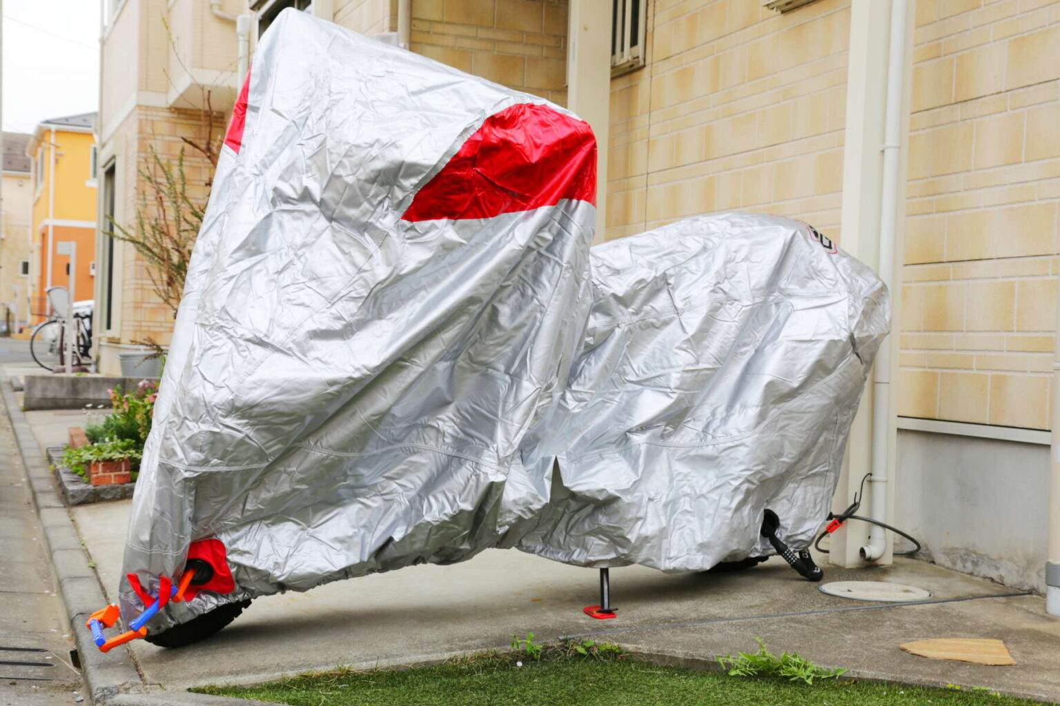 レッドバロンオリジナルバイクカバー『ROM ボディガード』で雨や紫外線