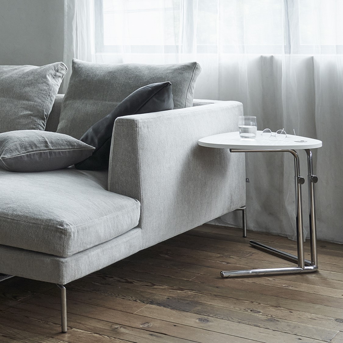 ソファでの過ごし方が変わるテーブル | FORESTA with ACTUS®