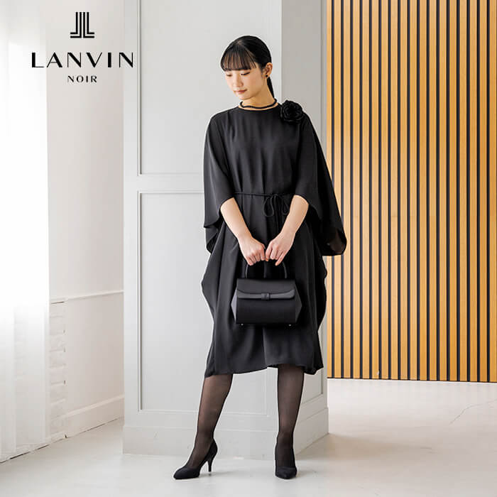 サテン素材のドレープワンピース 9号・ブラック｜東京ソワール