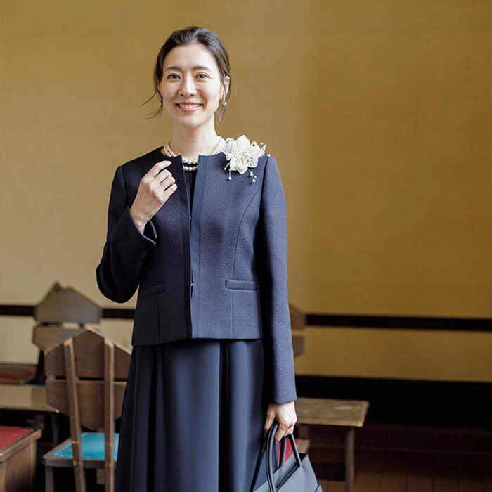 シンプルで上品な定番ネイビースーツ 9号・ネイビー｜東京ソワール