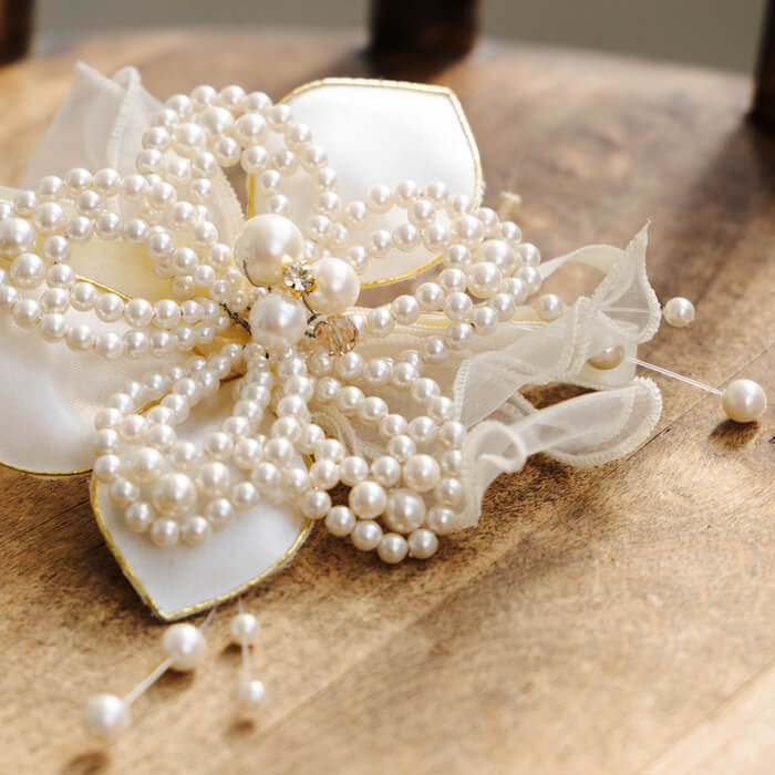WEB限定】セレモニーに華を、ゆれるパールコサージュ ・オフホワイト