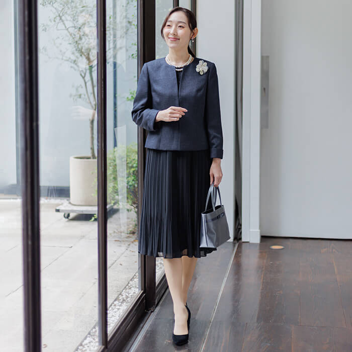 素材感の変化で魅せる大人のセレモニースーツ 11号・ネイビー｜東京