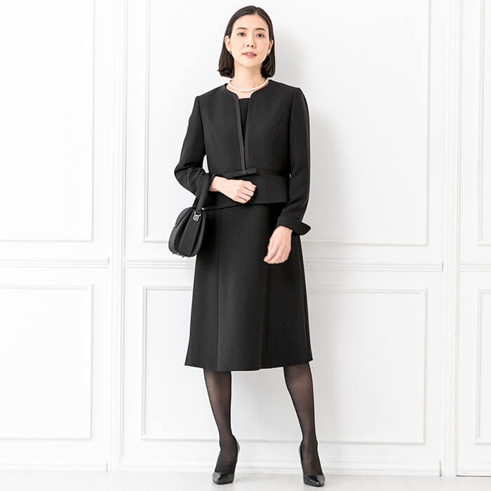 ノーカラーのリボン付アンサンブル 9号・ブラック｜東京ソワール