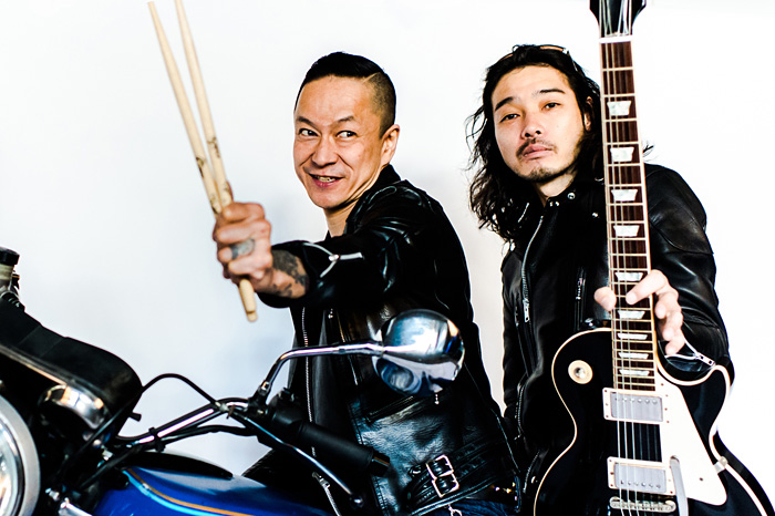 斉藤和義と中村達也によるMANNISH BOYSが4年目突入。ユーモアと批評