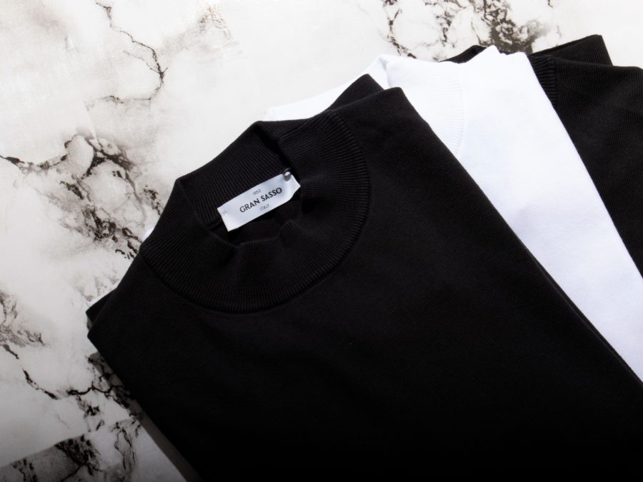 定番として支持され続けているグランサッソの”モックネック” ニット