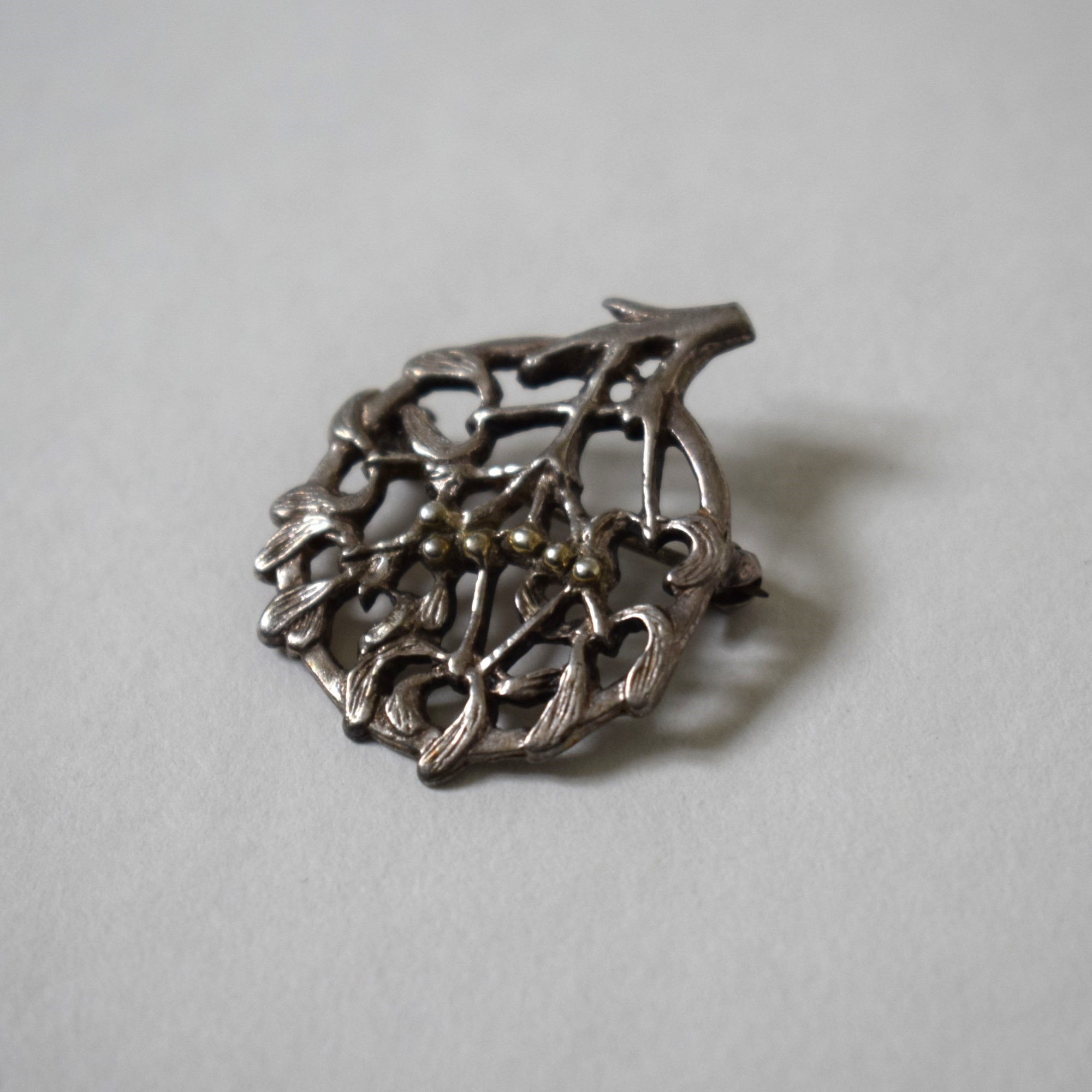 ヤドリギ・宿り木のブローチ / シルバーアクセサリー・銀細工