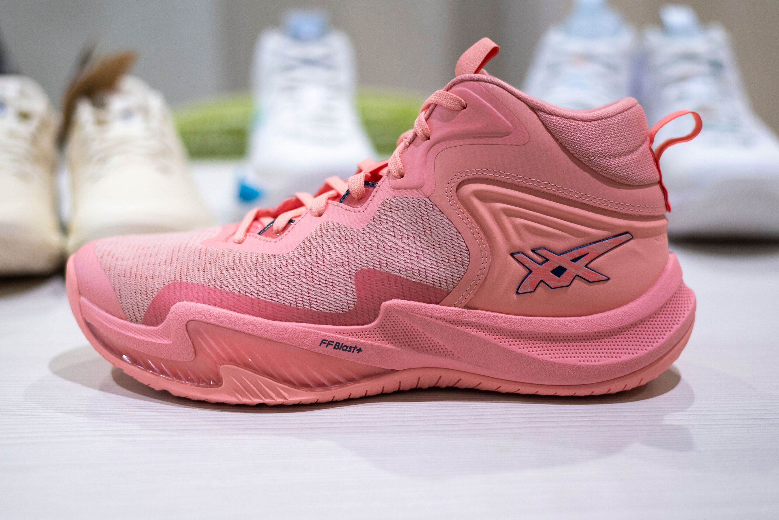 良い意味でアシックスらしくない履き心地」…企画担当者が明かすNOVA