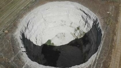 危険】突然深さ50mの巨大な穴…原因は気候変動 3000個以上