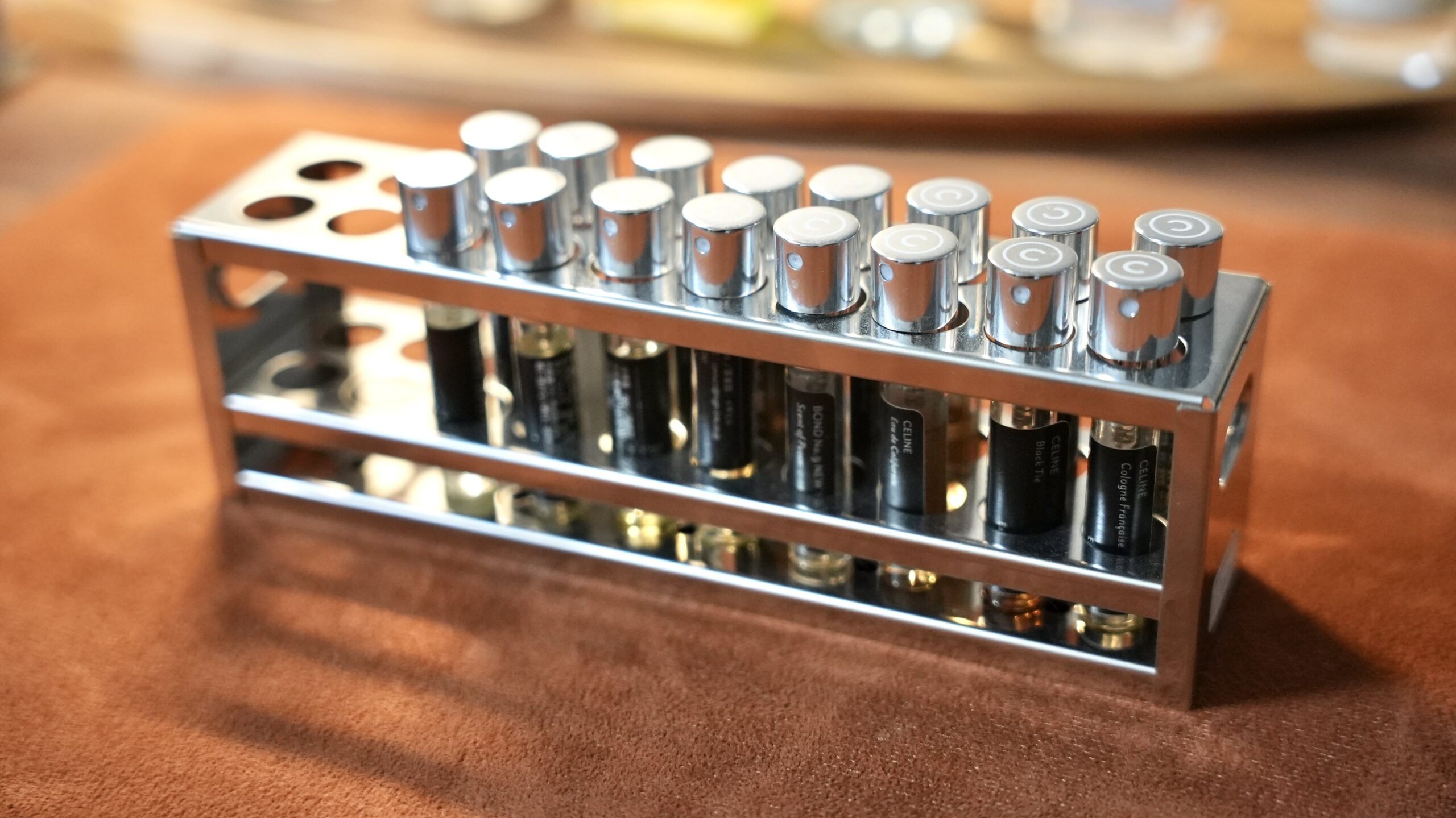 カラリアやトラヴァーロの収納におすすめ｜香水の保管用スタンドを