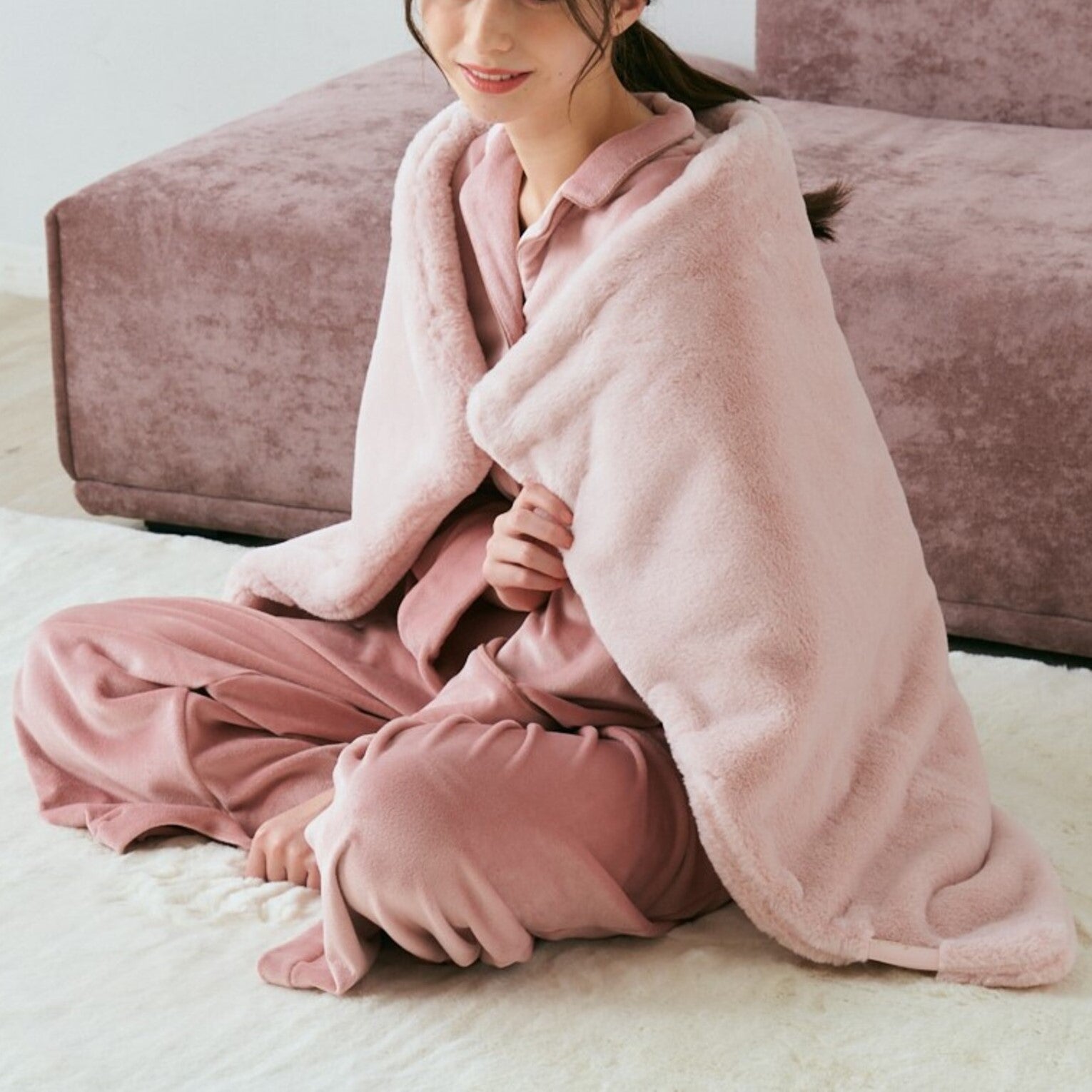 ヒーター付きブランケットのあたたかさに包まれ、冬のおうち時間を快適