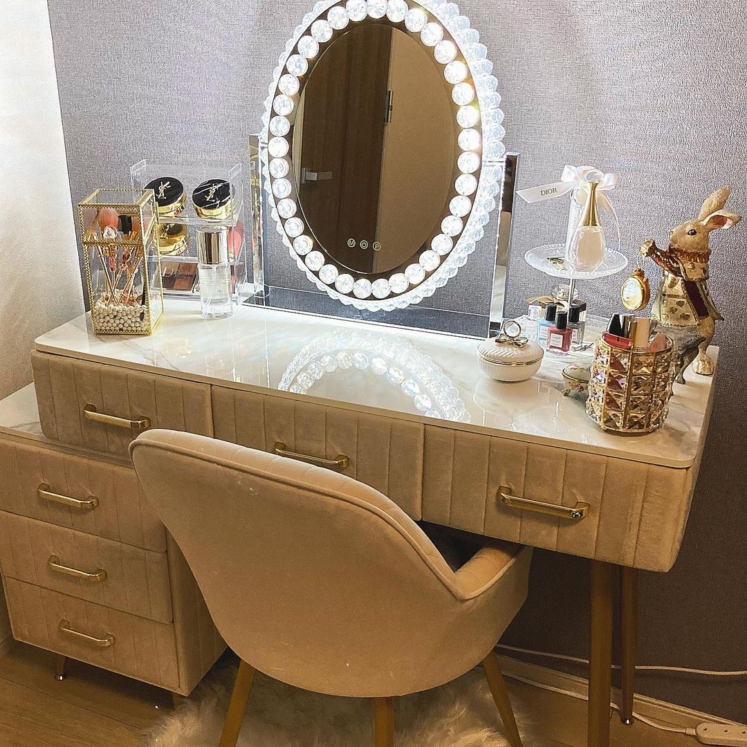 一日が始まるメイクスペースはきらきら輝くドレッサーで幸せな気分に