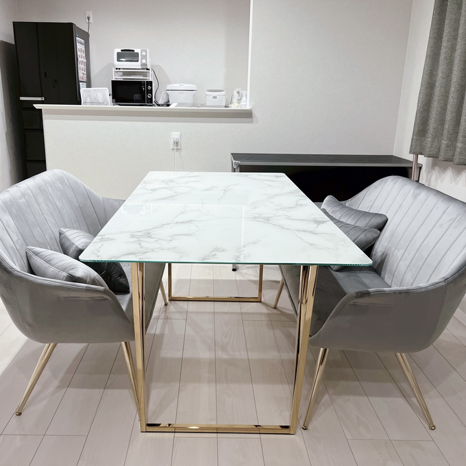 脚部のゴールドが高級感のある大理石模様のダイニングテーブル
