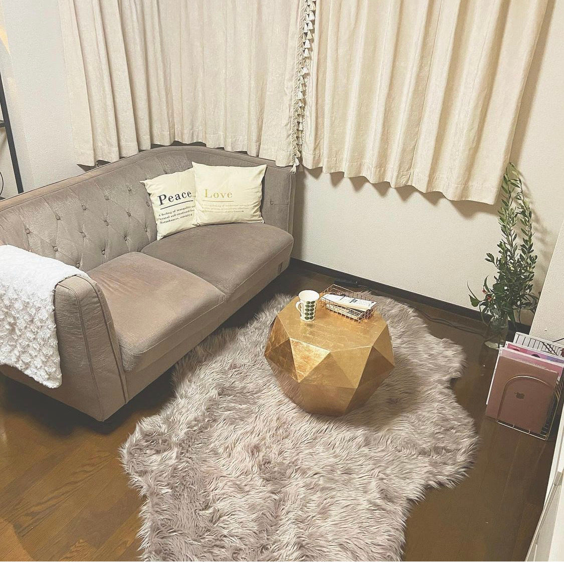 お部屋が明るくなる、ゴールドがアクセントのダイヤモンドテーブル