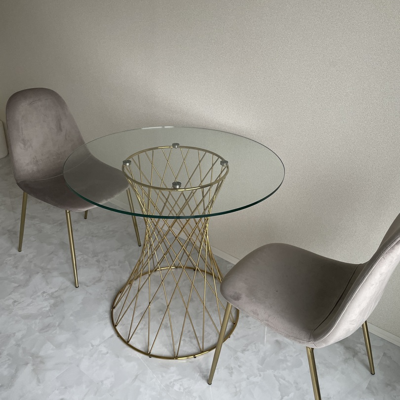 ガラス天板の透明感とゴールドフレームが高級感たっぷりなダイニング