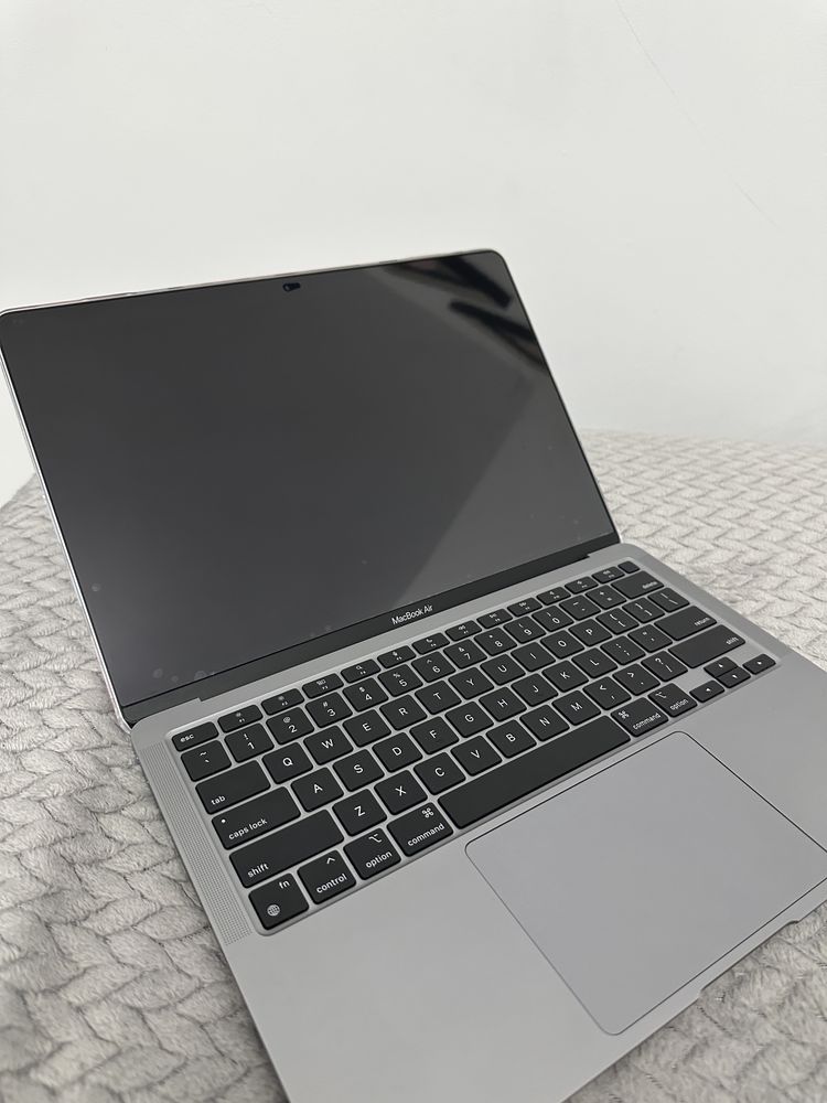 MacBook Air 13″ 2020 M1 8GB/256GB – stare foarte bună, negociabil