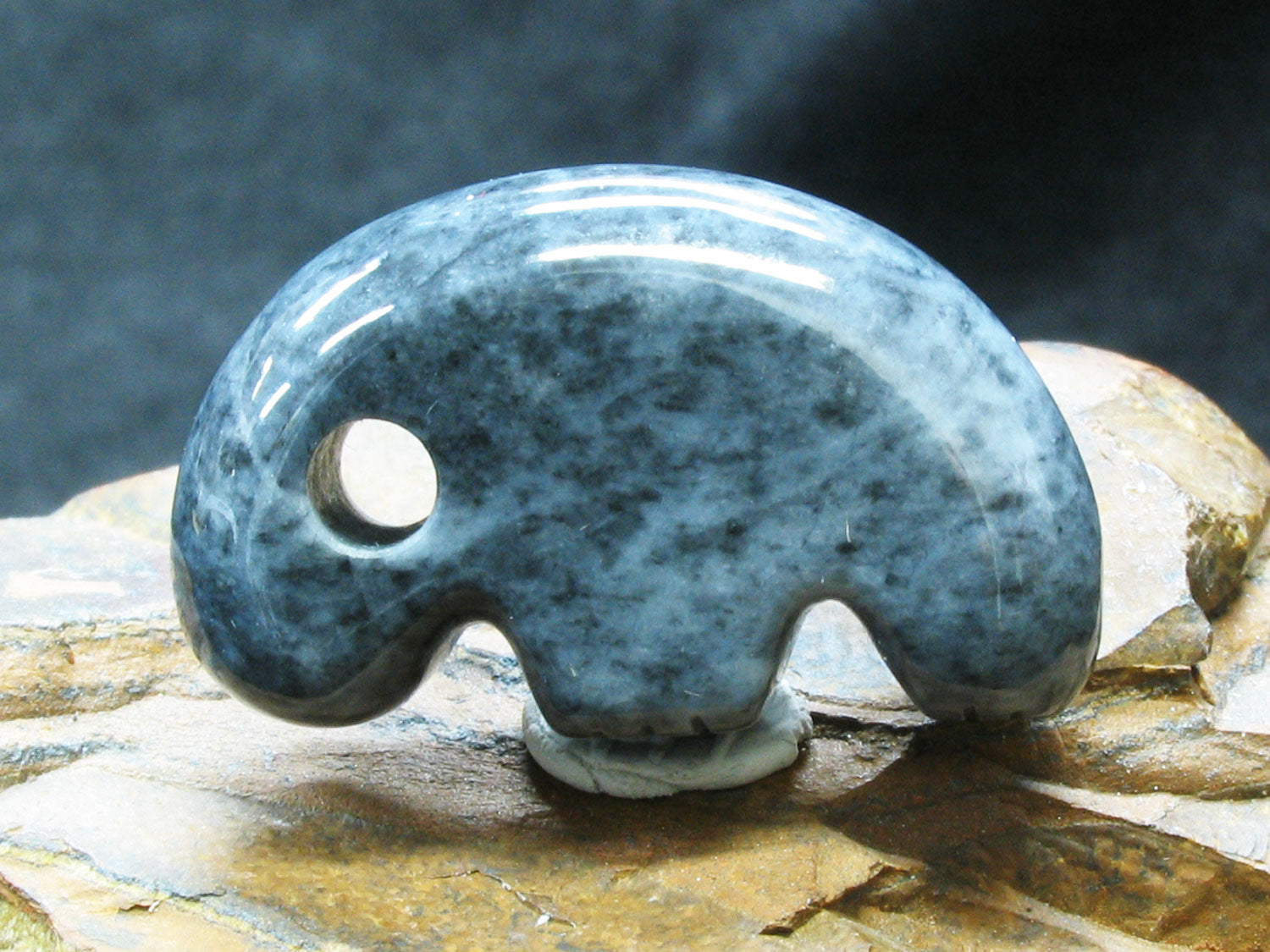 日本翡翠・糸魚川産・獣形勾玉（じゅうけいまがたま） – 天然石の店