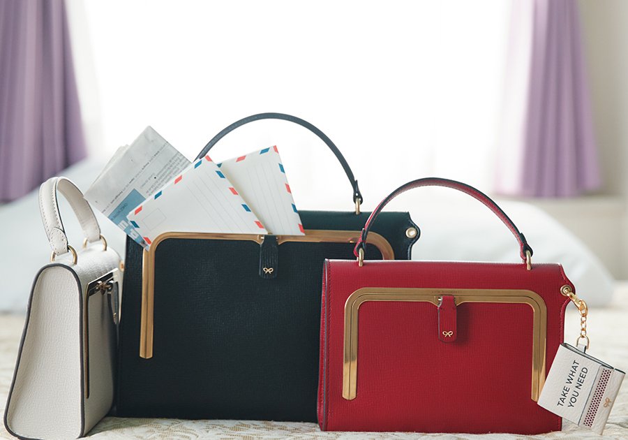 郵便受けのように開く、《アニヤ・ハインドマーチ》のポストボックス