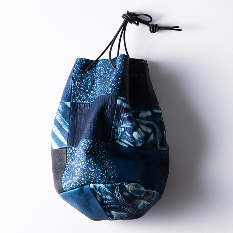 池之端銀革店】Cramp×SUKUMO Leather 藍染めパッチワーク巾着ポーチ