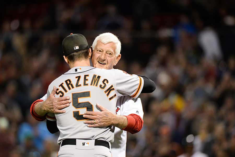 殿堂入りの祖父と、ルーキーの孫による始球式 感動の瞬間に「だから