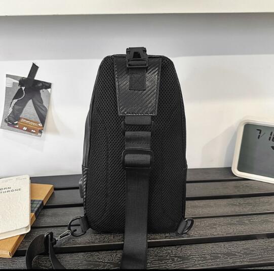 斜めがけボディバッグ 合成皮革男性用 黒 大きい ボディ バッグ メンズ