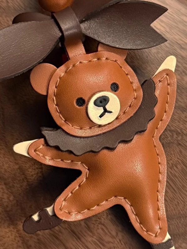 ダンシングくまちゃんの革製キーホルダー レディース|キーリング専門