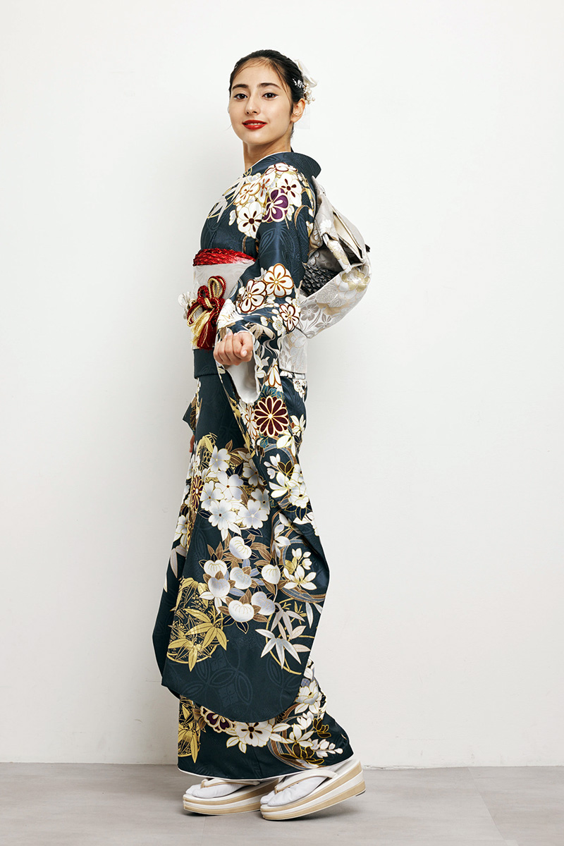紺地に扇子・雲取り・貝桶文様の牡丹柄振袖【MKK-005】｜まるやま・京