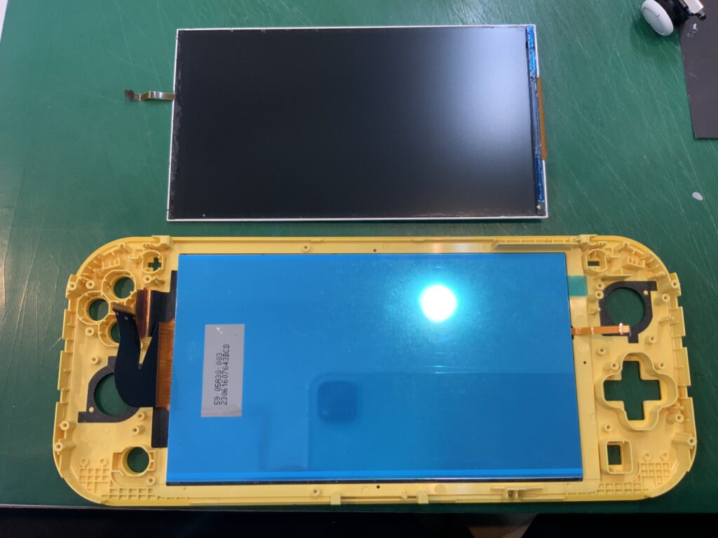 Nintendo Switch Lite 液晶表示不良のため液晶交換対応 - ゲーム修理