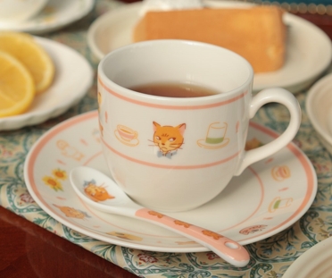 どんぐり共和国」、「猫の恩返し」のティーセットや紅茶缶などを4月29