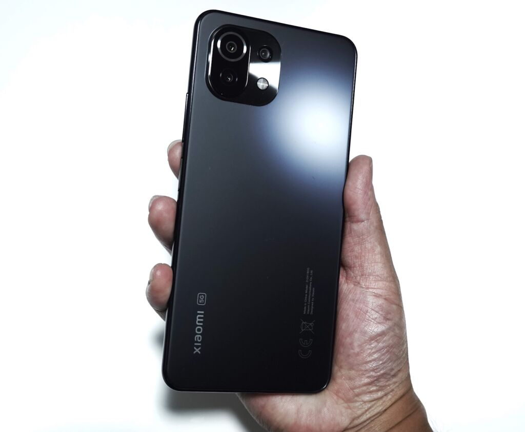 Xiaomi 11 lite 5G NEの実機レビュー！薄型・軽量ボディにパワフルな