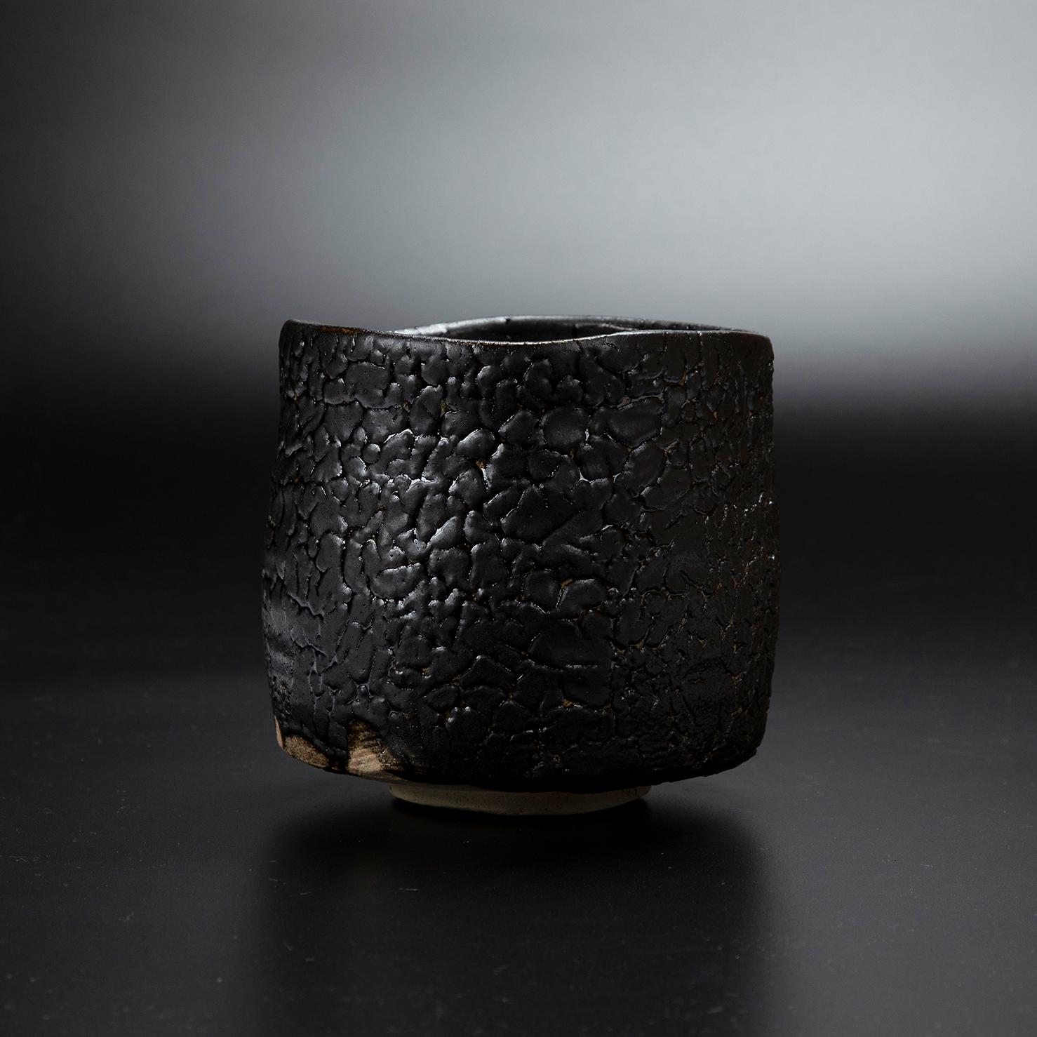 瀬戸黒茶盌｜侘び寂びを映す深き黒の美
