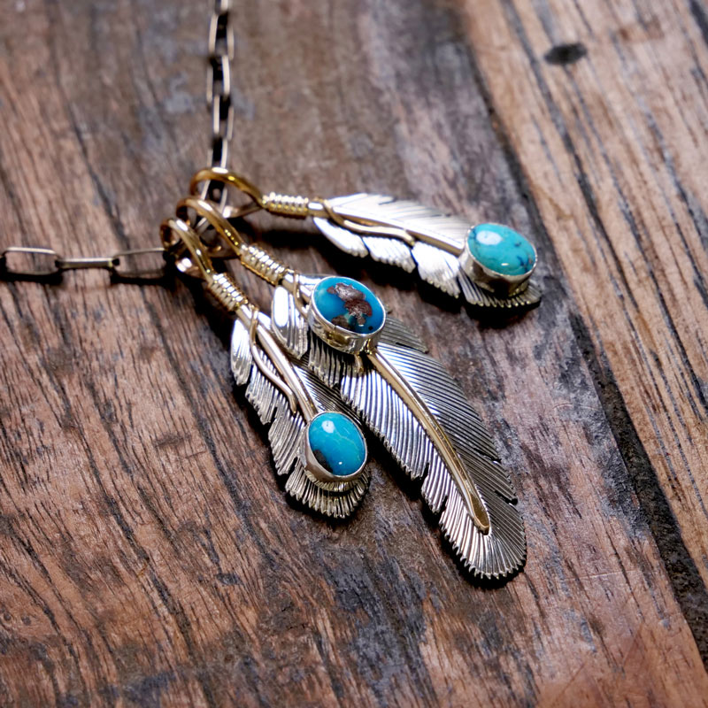 ハーヴィーメイス ターコイズ×12KGF フェザーペンダント｜マライカ公式通販