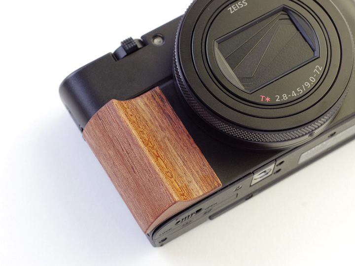 ぬくもりのある木製グリップで握り心地＆指がかりアップ！ソニーRX100