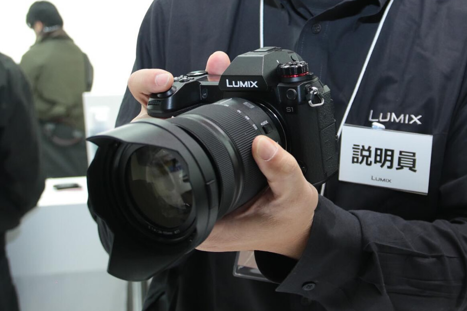 フルサイズミラーレス「LUMIX S1」にバッテリーグリップを付けると