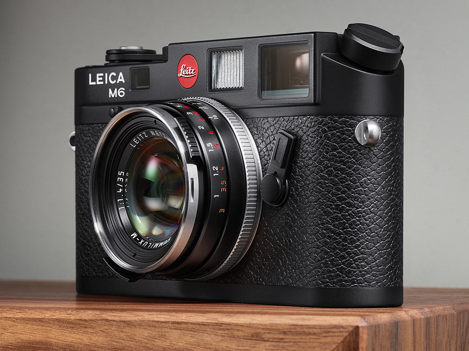ボケの王様”復刻版にブラックの限定モデルが登場「ライカ ズミルックス